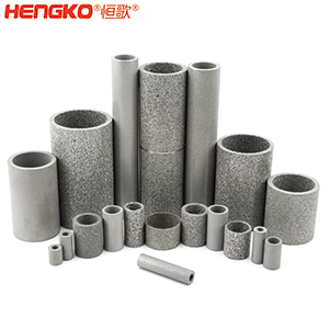 如果您對燒結(jié)不銹鋼濾管筒有任何疑問，您會在這里找到答案。  一、什么是燒結(jié)不銹鋼濾管筒？    是通過加熱或加壓的燒結(jié)工藝制成的特殊金屬管。根據(jù)您需要的金屬類型，可以選擇燒結(jié)不銹鋼金屬管、燒結(jié)銅金屬管或燒結(jié)青銅金屬管。  二、燒結(jié)金屬管有哪些用途？ 1.食品和飲料行業(yè)：防止食物營養(yǎng)成分被沖走，還可以過濾掉污染物。 2.水力發(fā)電廠為您工廠的渦輪機提供動力。保持電力循環(huán)生產(chǎn)。 3.天然氣生產(chǎn)廠可以捕獲氣體中的小污染物。 4.化學加工工業(yè)過濾掉有害污染物，提高化學產(chǎn)品的效率。 5.石油工業(yè)消除污染物來提高石油產(chǎn)品的純度。 6.醫(yī)藥行業(yè)去除藥品中的污染物，并提高藥用價值     三、燒結(jié)金屬管的優(yōu)點是什么？ 1.材料堅固形狀靈活    2.良好的滲透性     3.多種孔隙分布 4.性能穩(wěn)定可以應對來自各種流體的高壓而不會變形。  5.機械強度高可以在高溫高壓等極其惡劣的環(huán)境中使用。 6.可以調(diào)整孔的大小    7.耐腐蝕和熱沖擊   8.設備易于清潔，無需長時間關機。  四、選擇燒結(jié)金屬管時要注意以下幾點：  優(yōu)質(zhì)材料、溫度范圍、微米變化、耐腐蝕、納污能力、機械強度 需要的高強度（恒歌316不銹鋼濾管正反向流動中提供相同的強度）      燒結(jié)金屬管的工作原理  五、什么材料可以制造燒結(jié)金屬管？ 1.燒結(jié)不銹鋼：高機械強度耐腐蝕，在高壓高溫中高效運行不會損壞；  2.銅粉末燒結(jié)管屬不銹鋼替代品，耐腐蝕且經(jīng)濟實惠，但耐溫和強度較差；  3.鎳合金，適用于極端工作條件的燒結(jié)金屬管。     注：燒結(jié)、固化、退火有以下幾個方面的比較：  1.燒結(jié)：這是一種熱處理方法，會使粉末狀物質(zhì)形成整體材料，利用粉末中單個粒子之間發(fā)生的擴散?？梢怨虘B(tài)和液態(tài)下發(fā)生。     金屬粉末  2.養(yǎng)護：是用來加速化學反應的技術，適用于高分子及高分子材料復合。當熱固性聚合物在室溫下無法在合理時間內(nèi)固化時，您將使用固化爐應用高溫來實現(xiàn)固化過程。  （例如，當您將預浸碳纖維覆蓋在模具上時可以固化它，使它保持模具的形狀，單體會在固化溫度下迅速反應，從而形成熱固性聚合物，使預浸墊物質(zhì)變硬。）  3.退火：是一種熱處理技術，用于使用非常高的溫度來減輕物質(zhì)的應力，降低處理物質(zhì)中原子間鍵內(nèi)的內(nèi)應力和整體彈性能。此外，它是指金屬熱處理、高性能聚合物和陶瓷玻璃的術語。  （例如，您可以將冷軋鋼坯退火，制成另一種產(chǎn)品，當內(nèi)部應力不推薦時，例如在進行機加工之前，您可使用此過程，機械加工通過去除材料來改變內(nèi)應力的分布。     六、有哪些類型的燒結(jié)金屬管： 1.燒結(jié)多孔金屬管金屬管上的孔有助于過濾過程，運營成本低，但由于表面積小效率較低。     2.褶皺燒結(jié)金屬管表面積大于多孔金屬管，過濾效率高，但成本也高。     七、能清洗燒結(jié)金屬管嗎？ 建議定期清潔設備上累積的污染物提高效率，確保其經(jīng)久耐用并發(fā)揮最佳性能，延長使用壽命。  在 Hengko我們將幫助您獲得合適的燒結(jié)不銹鋼濾管筒以滿足獨特的應用要求。您有任何疑問，請隨時聯(lián)系我們的團隊。m.bolanyuntiangz.com